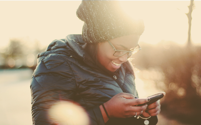 Vrouw met een mobiele telefoon in haar hand