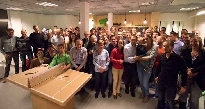 Groepsfoto tijdens opening nieuw kantoor LimoenGroen in 2016