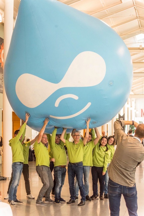 LimoenGroen team met grote Drupal ballon op DrupalCon