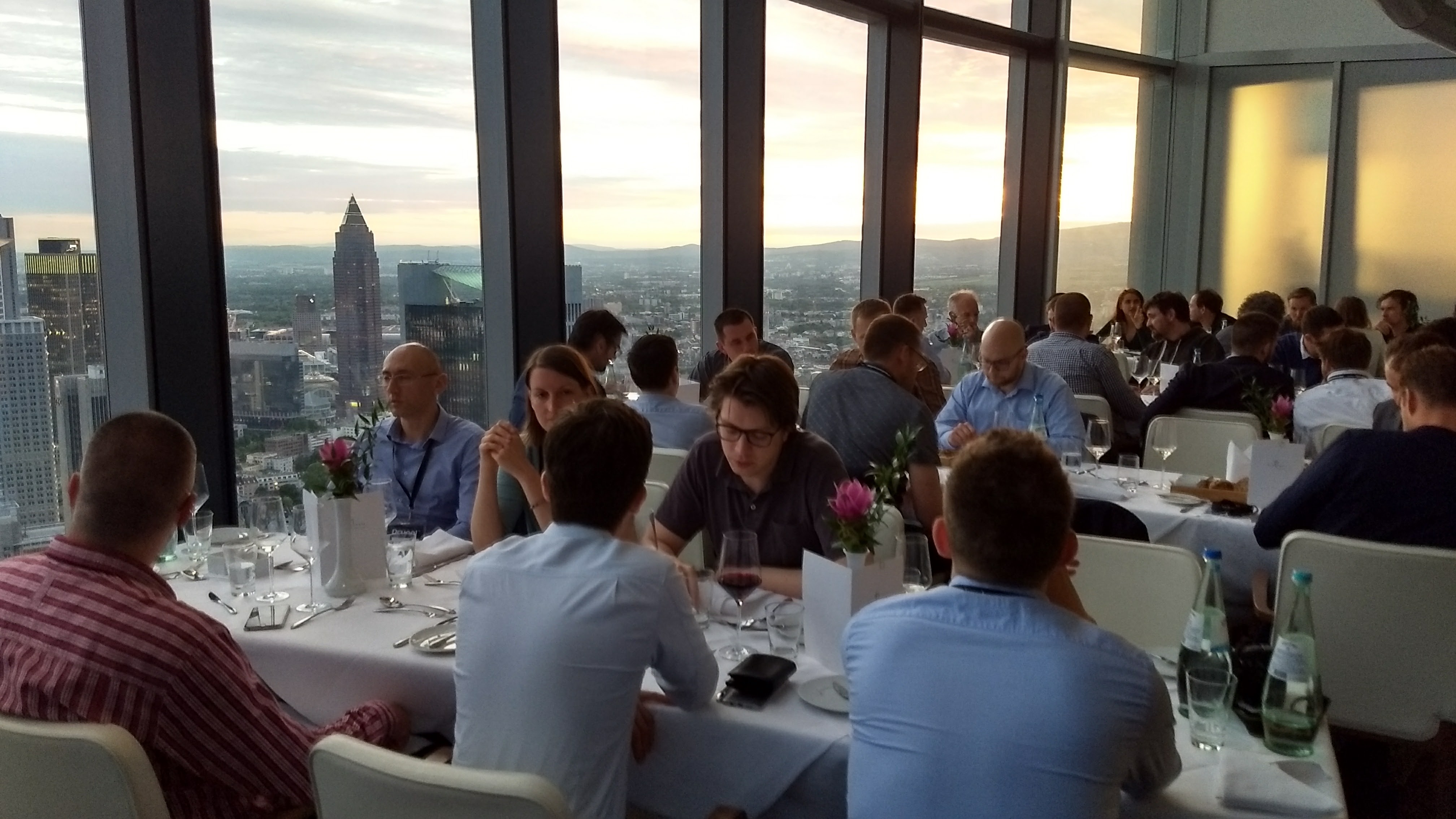 Diner op de 53e verdieping van Main Tower in Frankfurt. Een prachtig uitzicht!