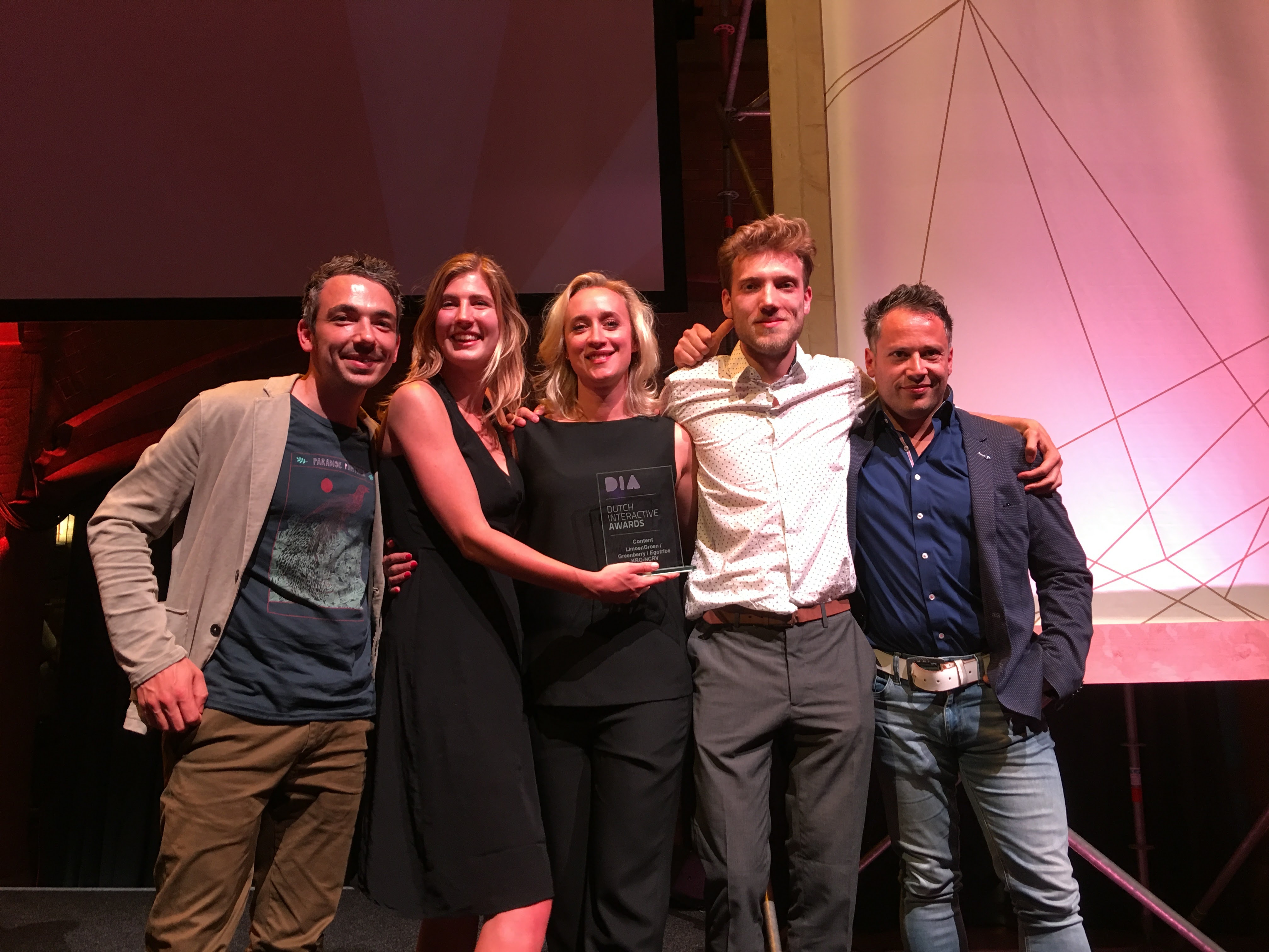 Eva Jinek op het podium met redactie en LimoenGroen