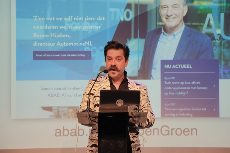Presentator vertelt over ABAB.nl tijdens Splash Awards
