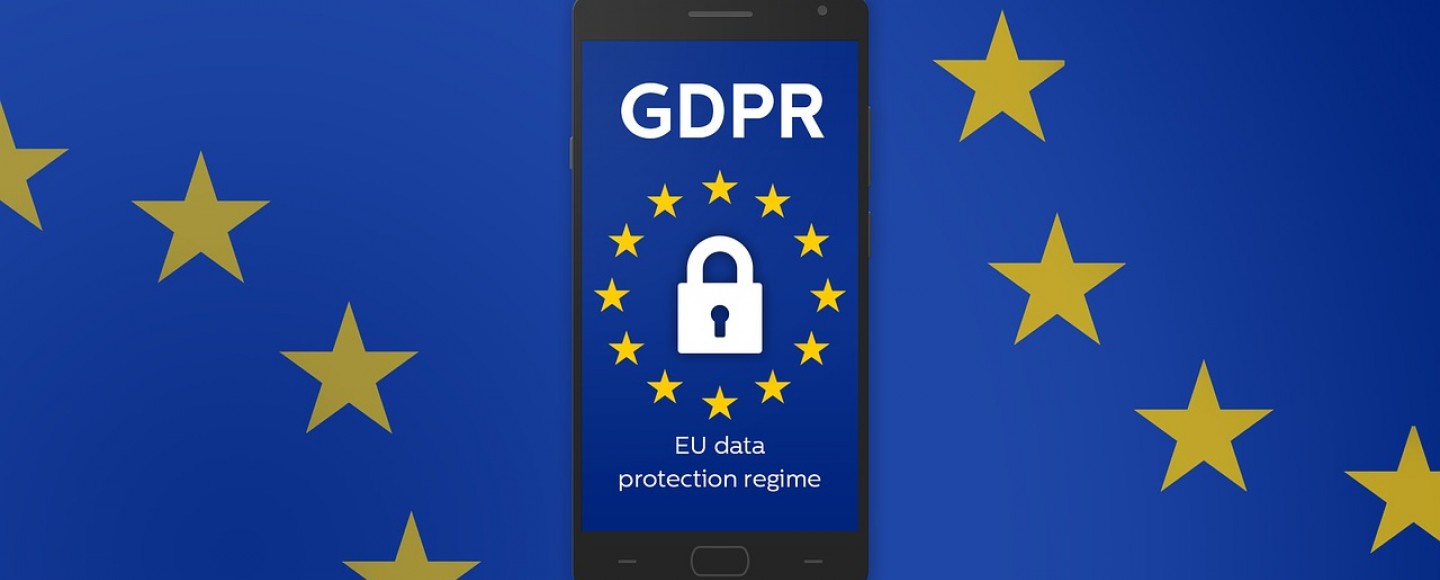 GDPR logo in mobiel met EU vlag als achtergrond