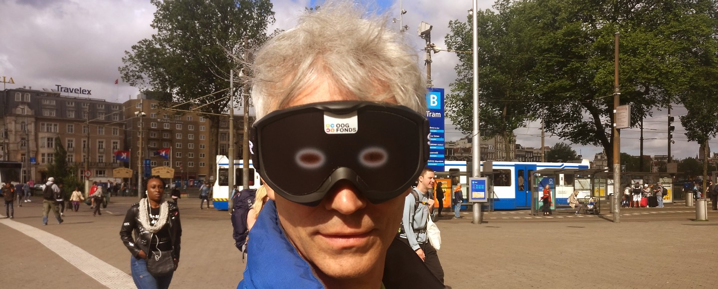 Erik met een kokervisie simulatiebril voor Amsterdam CS
