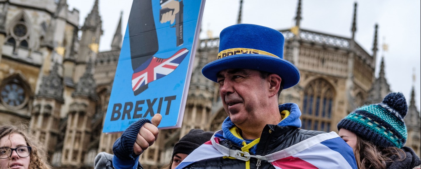 Engelse man die een Brexit protestbord vasthoudt. Foto door Kevin Grieve.