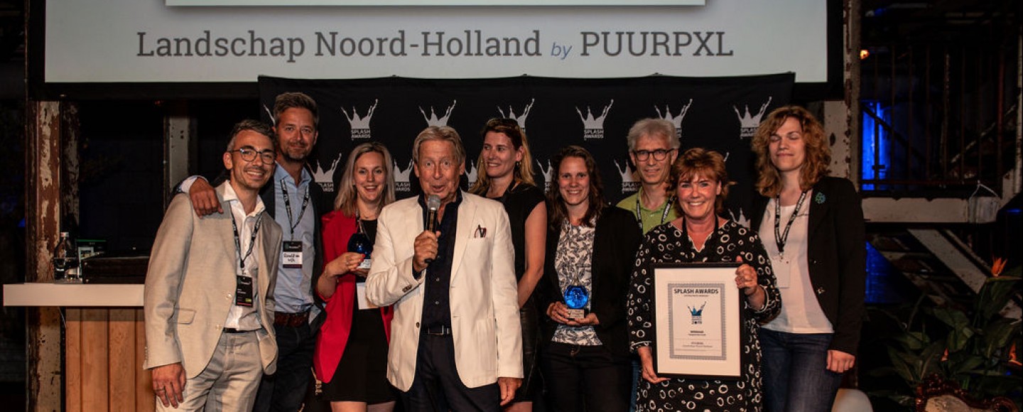 LimoenGroen en Puurpxl als winnaar on stage met Hans Kazan op de Splash Awards